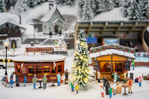 Faller 134006 H0 2 Weihnachtsmarktbuden mit beleuchteter Weihnachtsbaum
