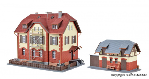 Kibri 39315 H0 Eisenbahner-Wohnhaus mit Baugerüst mit Nebengebäude