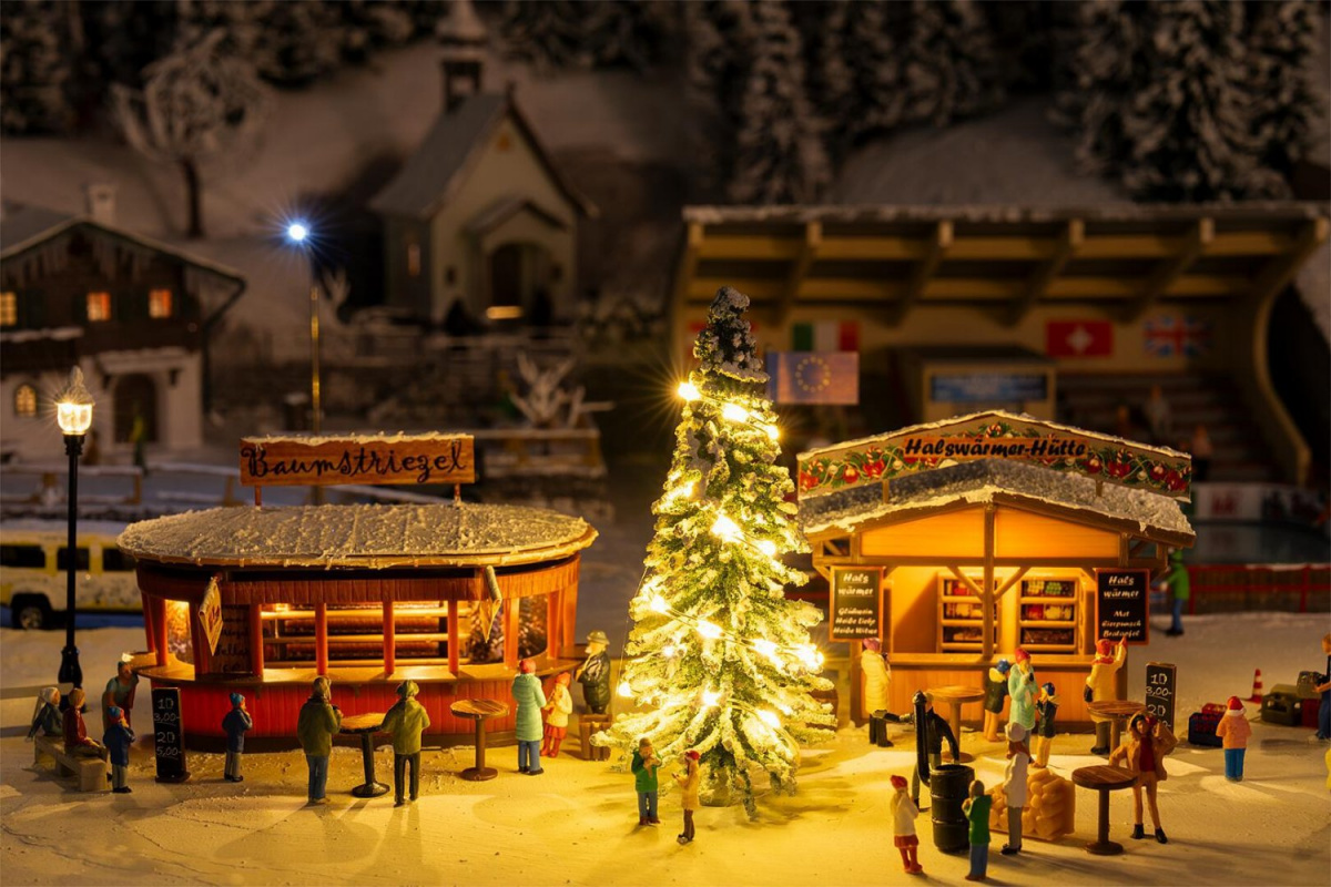 Faller 134006 H0 2 Weihnachtsmarktbuden mit beleuchteter Weihnachtsbaum