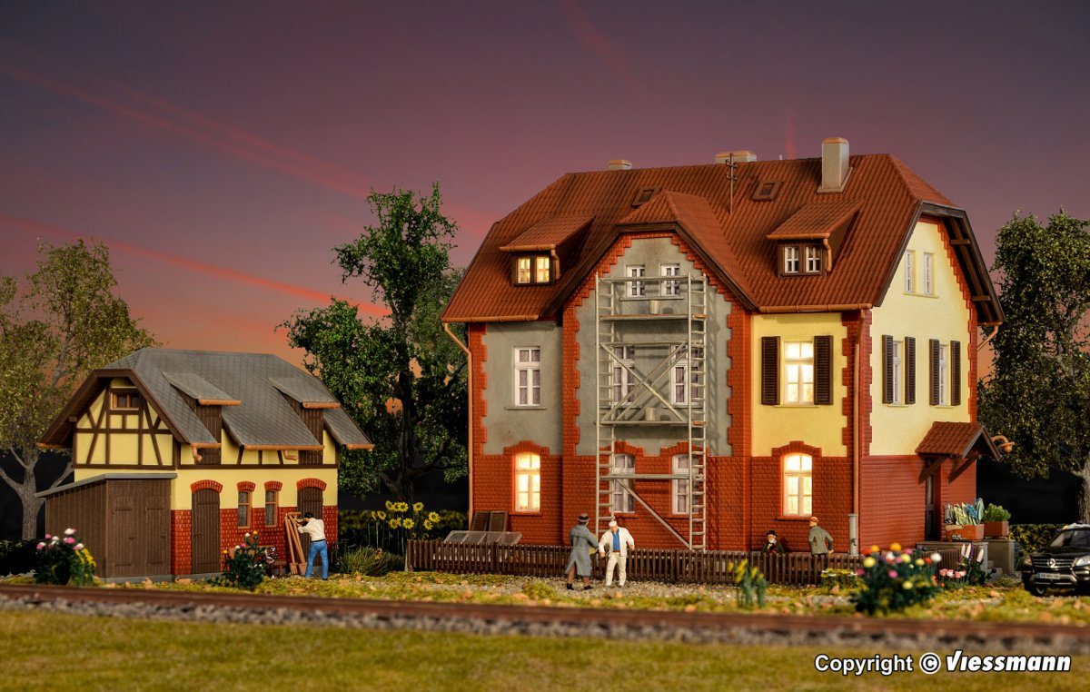 Kibri 39315 H0 Eisenbahner-Wohnhaus mit Baugerüst mit Nebengebäude