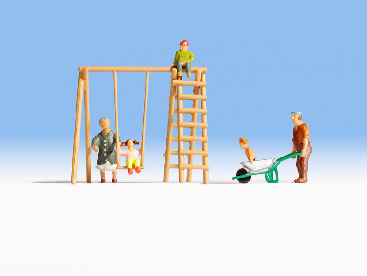 NOCH 15589 H0 Großeltern & Enkel