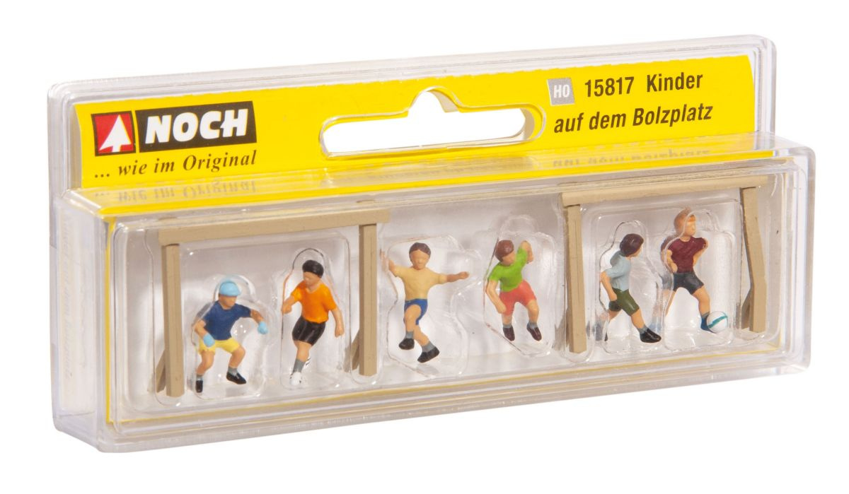 NOCH 15817 H0 Kinder auf dem Bolzplatz