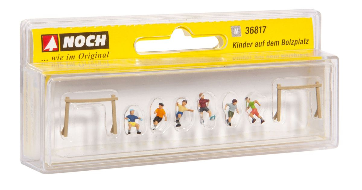 NOCH 36817 N Kinder auf dem Bolzplatz